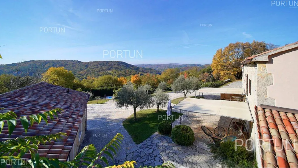 Terrasse - Renovated Estate with Panoramic Views in Lupoglav