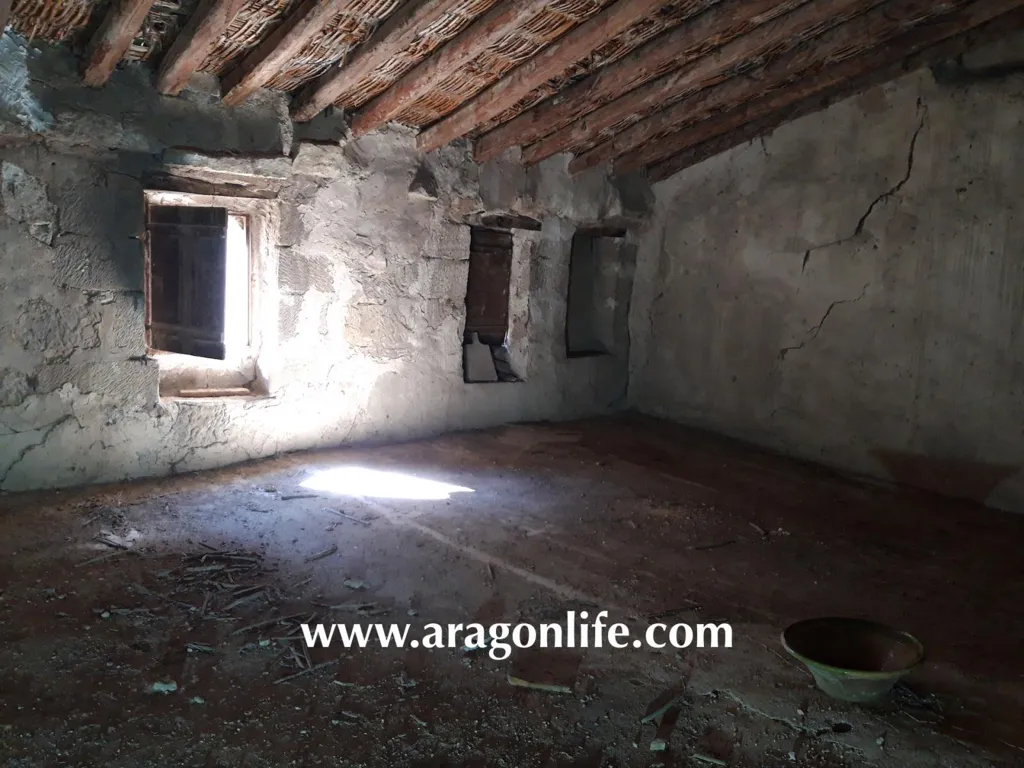 Toad - Historic House in Maella with River View