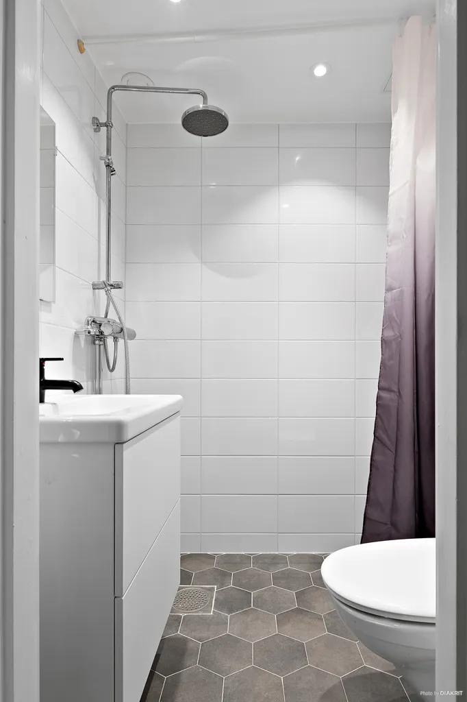 Salles de bain - 1st Floor Flat with Glass Balcony in Vällingby Centre