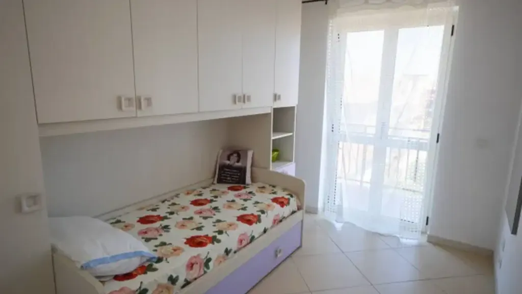 Magamistoad - Four-Room Apartment with Balcony in Crosia
