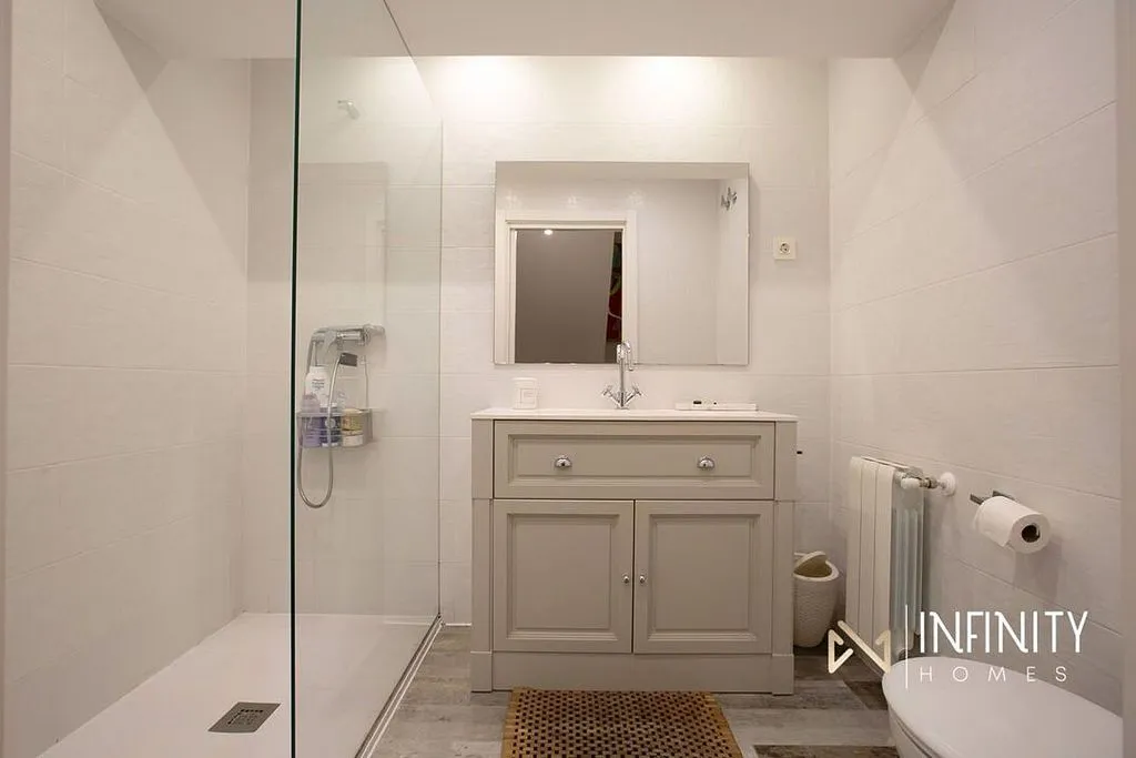 Bathrooms - Duplex with Terrace in La Galea, Getxo