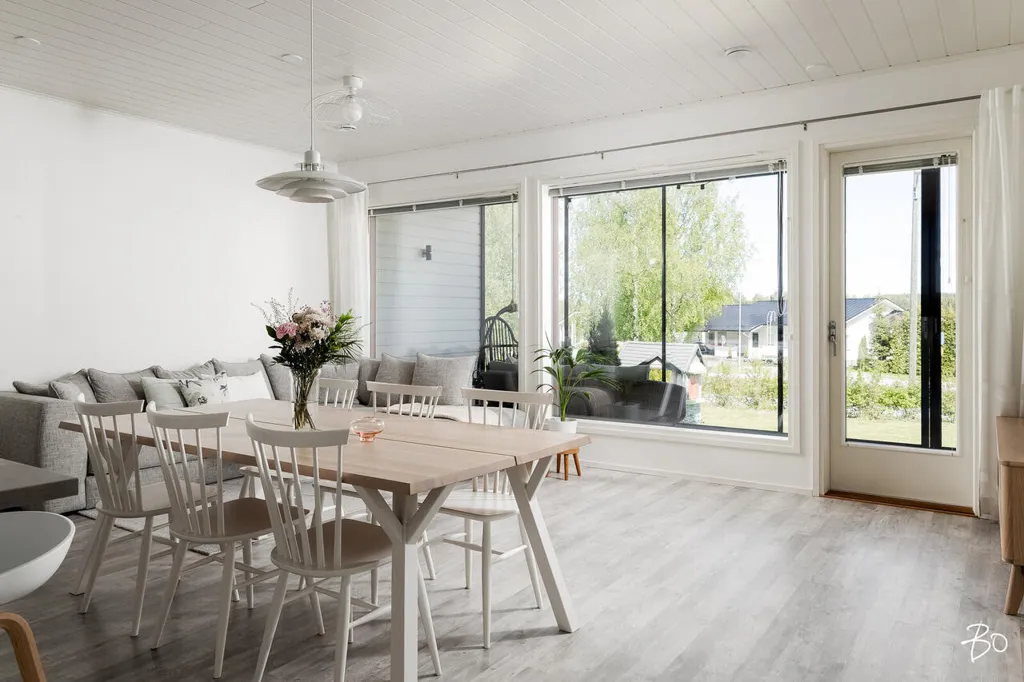 Salle à manger - Modern End-Unit Apartment with Balcony in Kantola