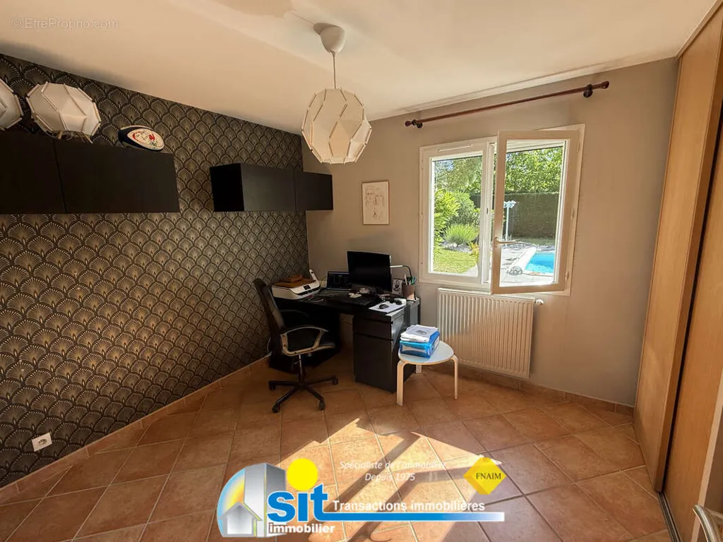 Bureau - Villa avec Piscine et Jardin à Reventin-Vaugris