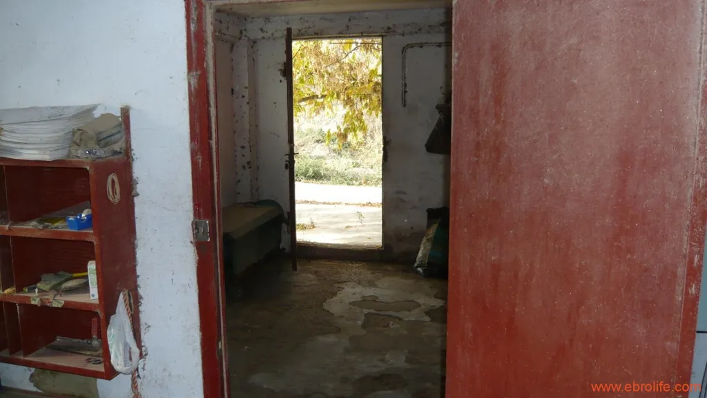Entrée - Farm with Naves and Service House in Maella