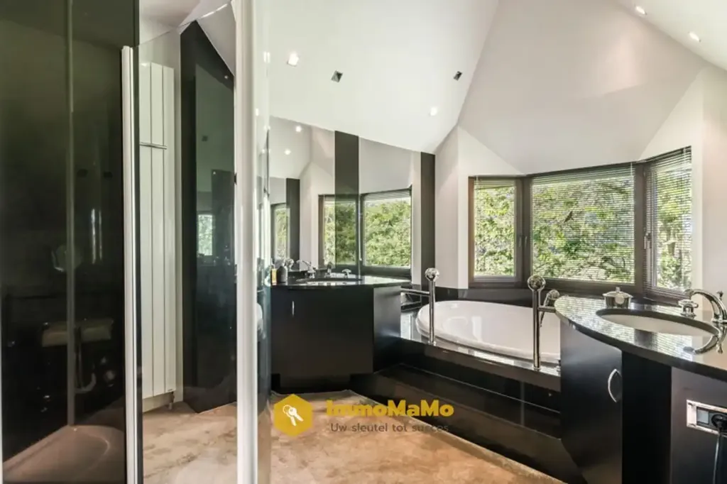 Salles de bain - Villa avec Piscine Intérieure et Écuries à Mendonk