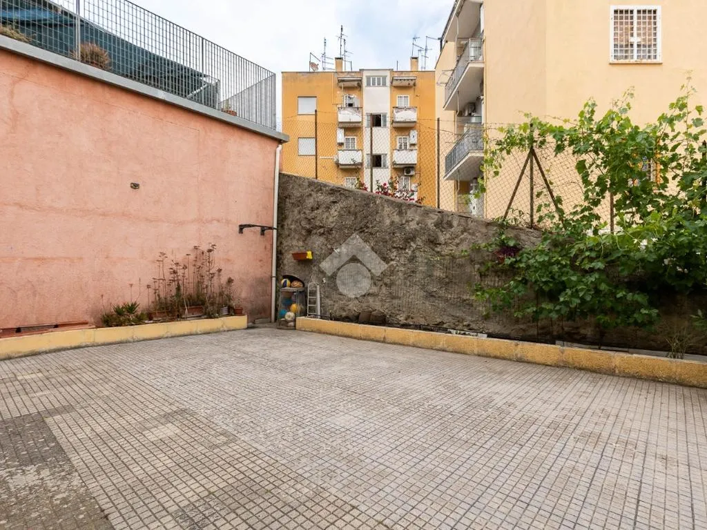 Jardin - 3-Room Apartment with Private Courtyard in Rome