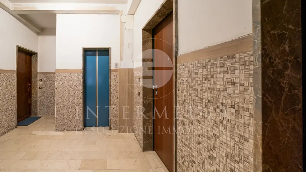 Esik - Rusticated Flat with Balcony in Brescia