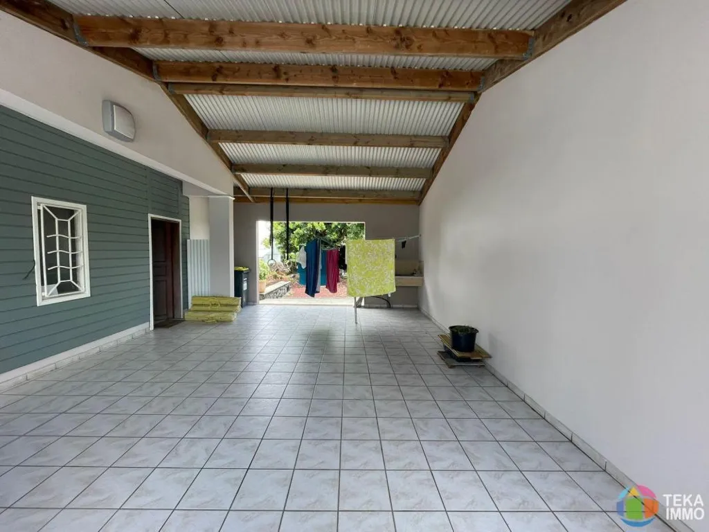 Garage - Villa with Pool in Saint André, Réunion