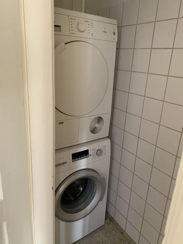 Buanderie - Spacious 3-Bed Flat with Private Laundry in 6670