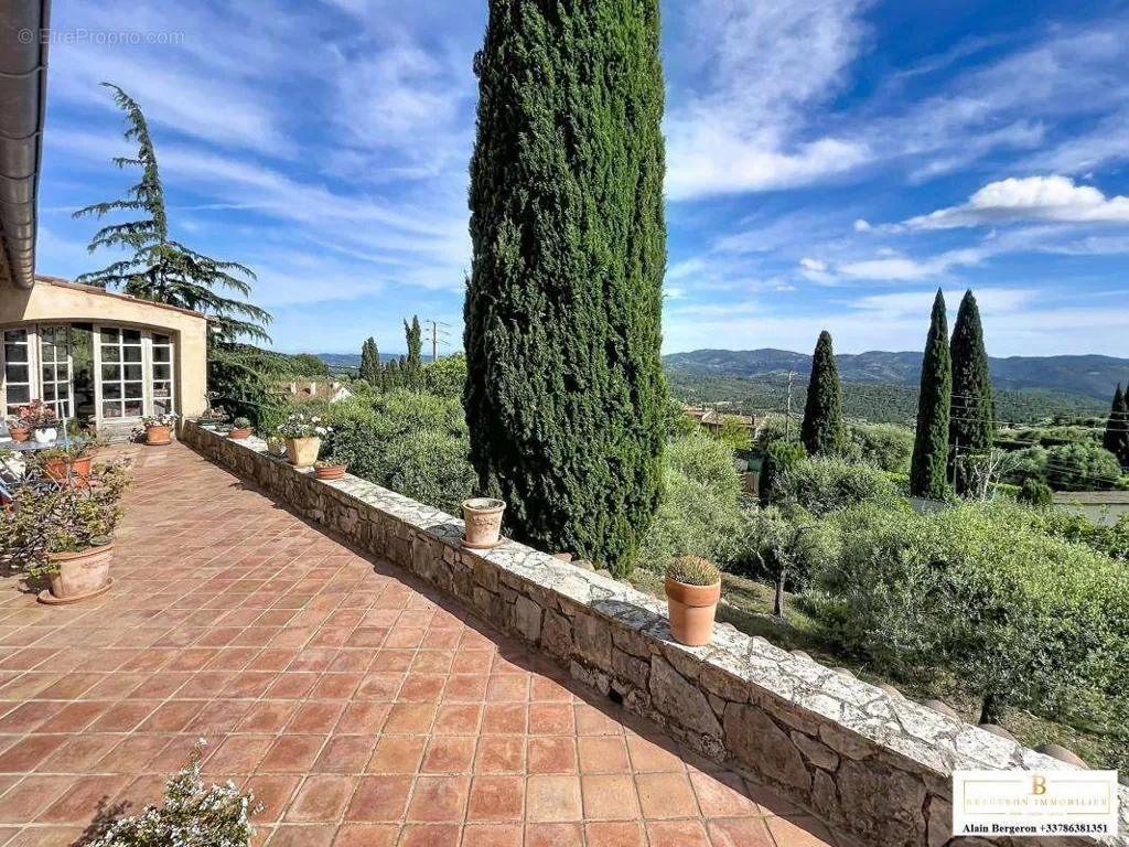 Terrasse - Maison de Caractère avec Vue Mer à Spéracèdes