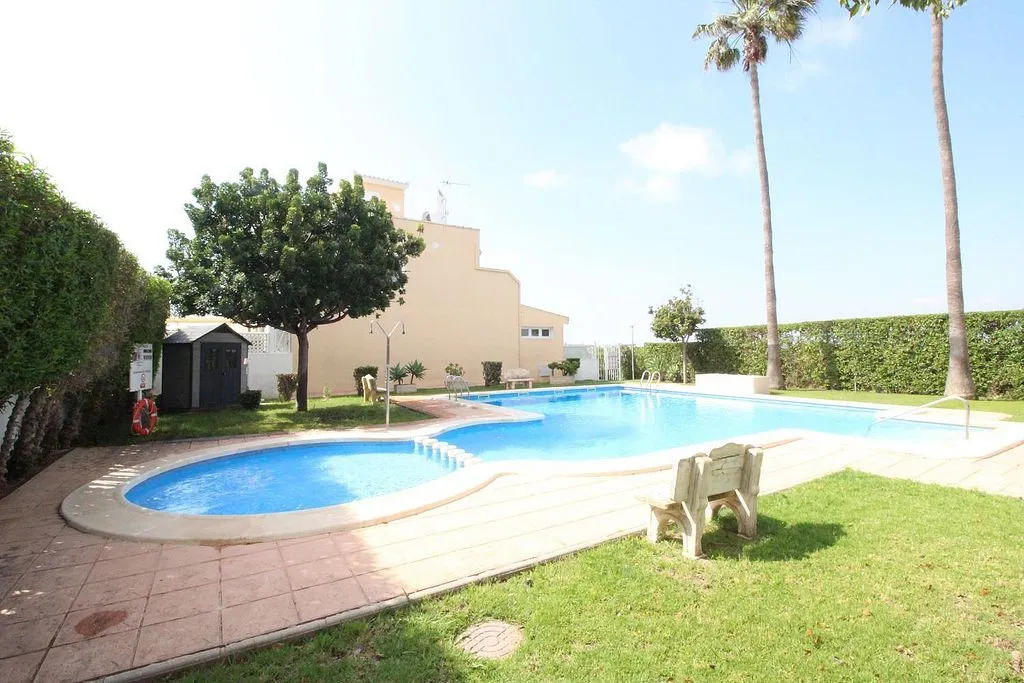 Bassein - Terraced House with Pool in Calle Bruselas