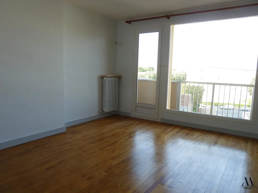 Toad - Bright 3-Bedroom Apartment with Balcony in Tours