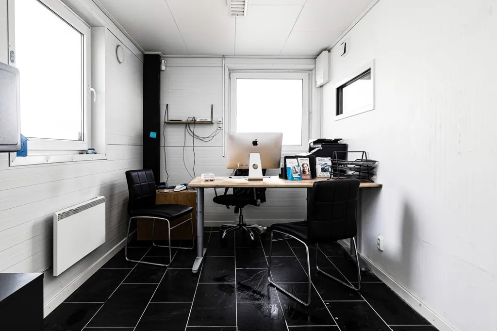 Bureau - Industrial Unit with Workshop in Central Emmaboda