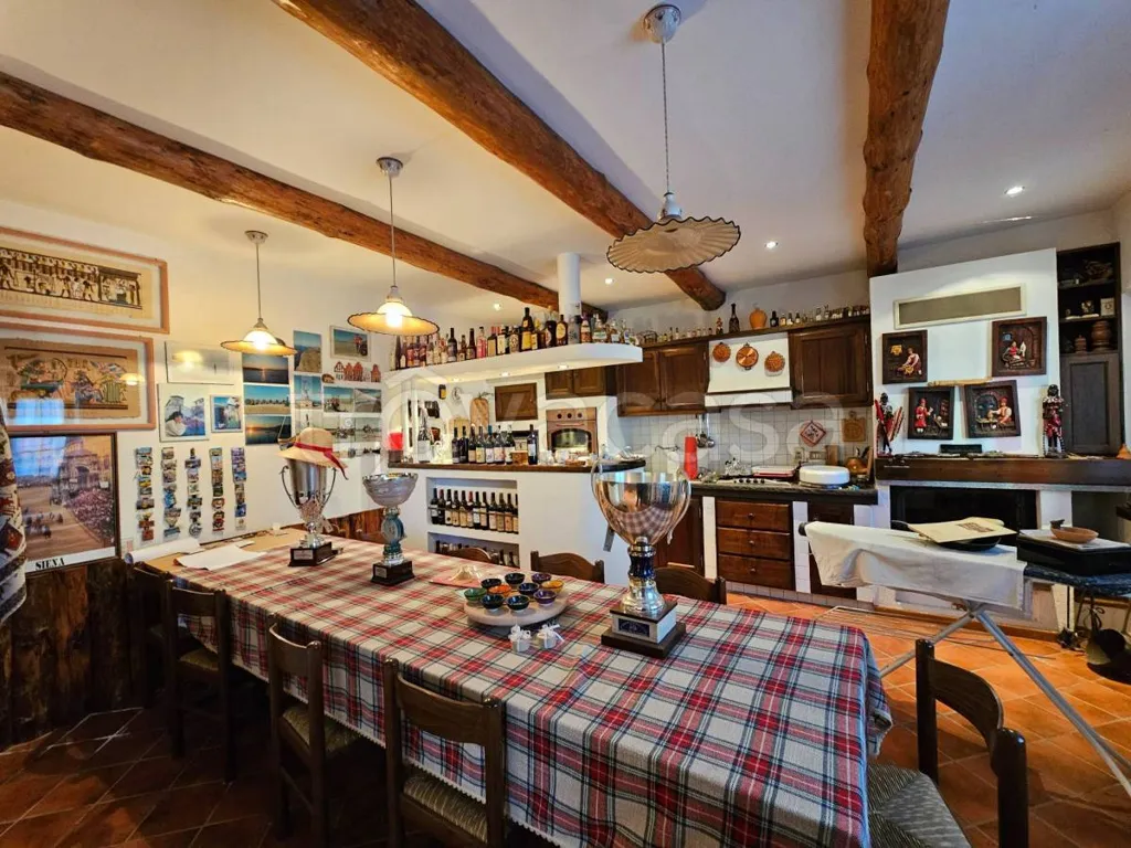 Salle à manger - Rustic House with Two Apartments in Sommariva Perno