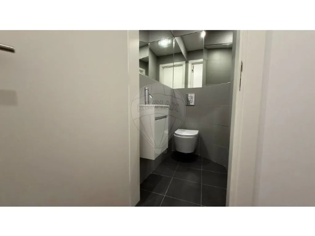 Salles de bain - Refurbished Office Space in Lisbon City Centre