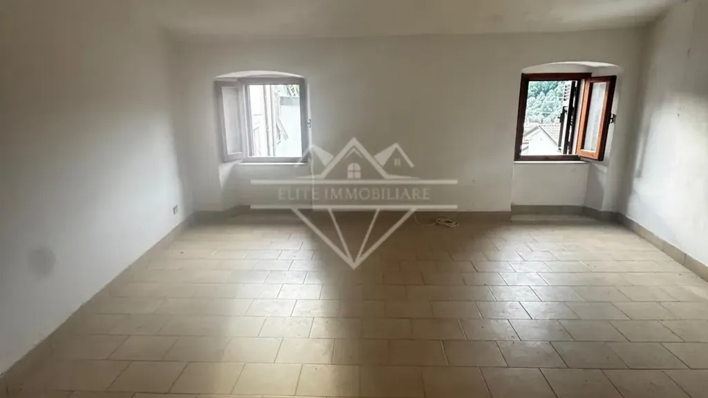 Pièces - Terraced House with Private Garden in Codena, Carrara