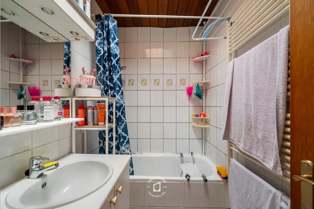 Salles de bain - Maison Bien Entretenue avec 2 Garages à Ninove