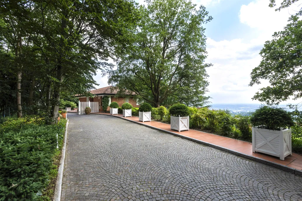 Exterior - Luxury Villa with Panoramic Views in Turin