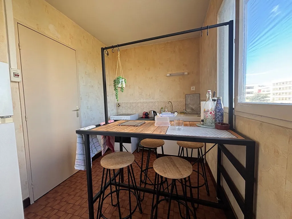 Kitchen - Spacious 1-Bed Flat with Parking in Quiet Area