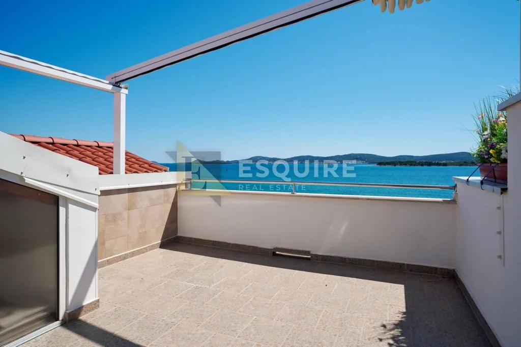 Terrass - Seafront Apartment with Terrace in Turanj