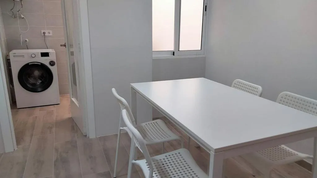 Söögituba - Student-Friendly Flat with Balcony in Altabix