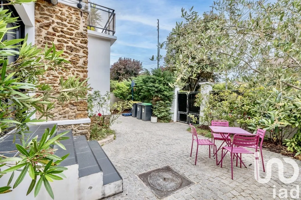 Terrasse - Villa Luxueuse avec Jardin à Saint-Maur-des-Fossés