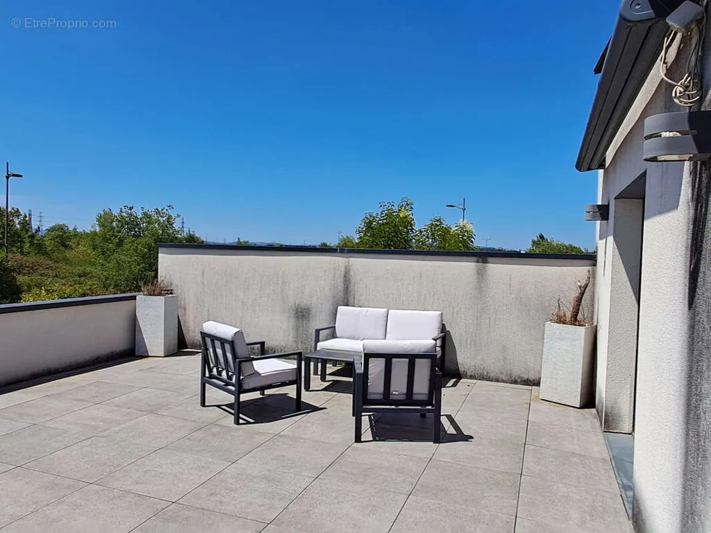 Terrasse - Maison Contemporaine avec Piscine à Saint-Priest