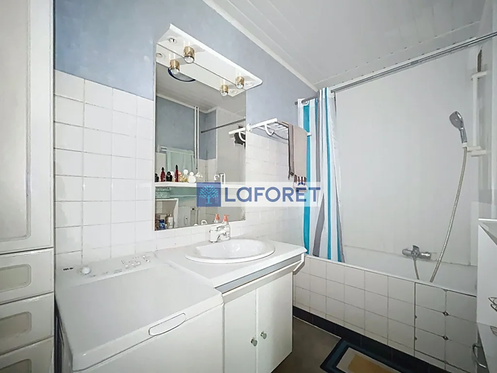 Bathrooms - Garden Apartment with Balcony in Saint-Dizier