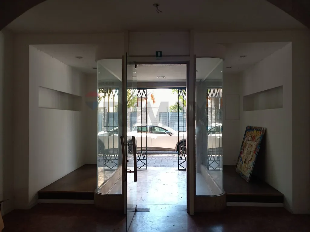 Esik - Luxury Shop with Outdoor Space in Santa Maria degli Angeli