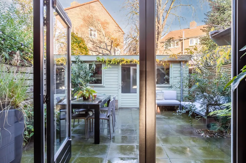 Aed - 1930s Semi-detached House with Garden in Haarlem