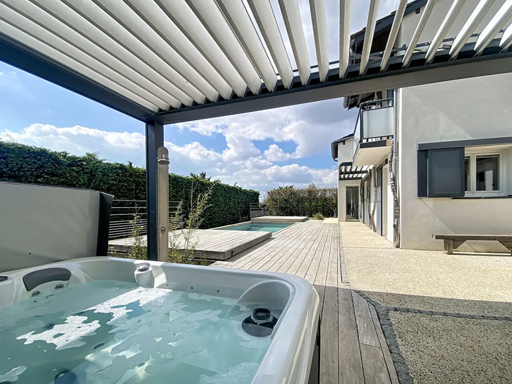 Terrasse - Villa Moderne avec Piscine à Genas