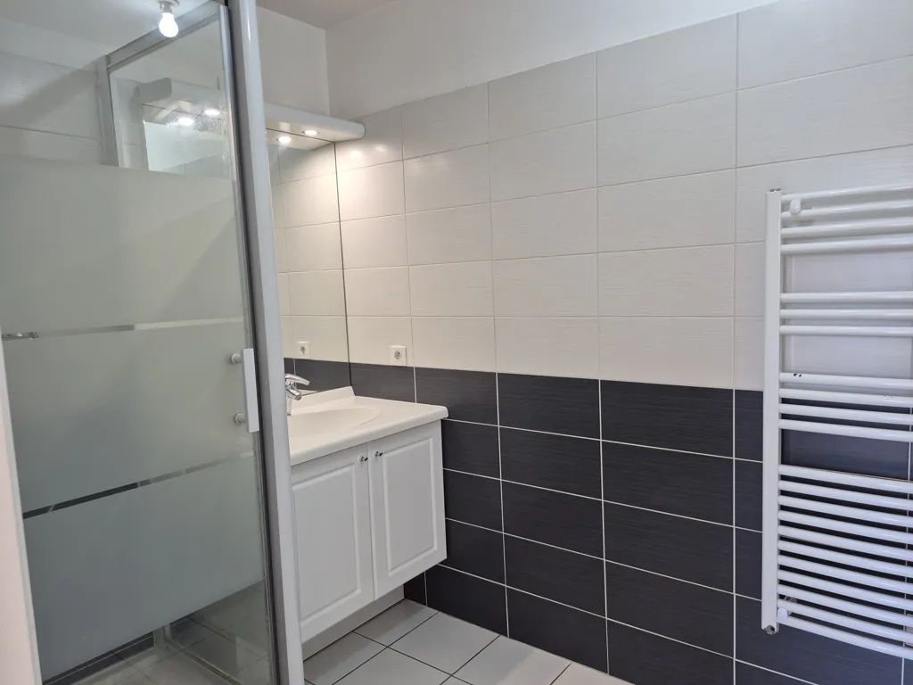 Salles de bain - Appartement avec Balcon et Vue Montagne à Voreppe