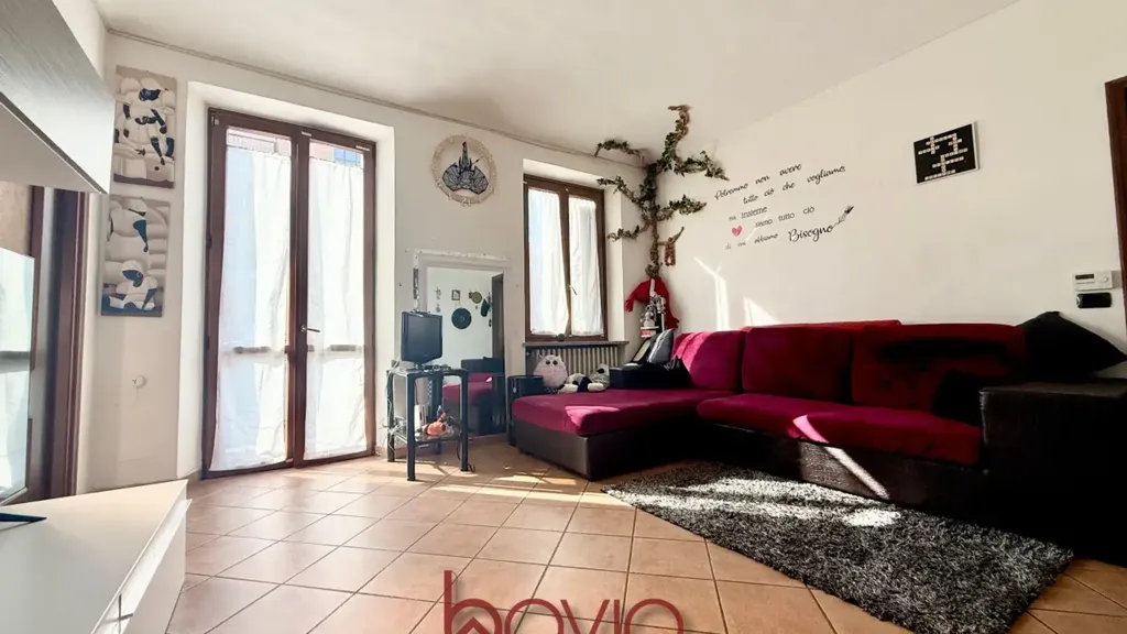 Living Room - Quadrilocale with Private Courtyard in Regio Parco, Turin