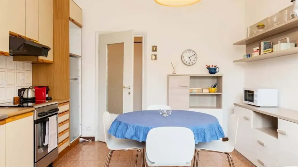 Söögituba - One-Bedroom Apartment with Central Heating in Milan