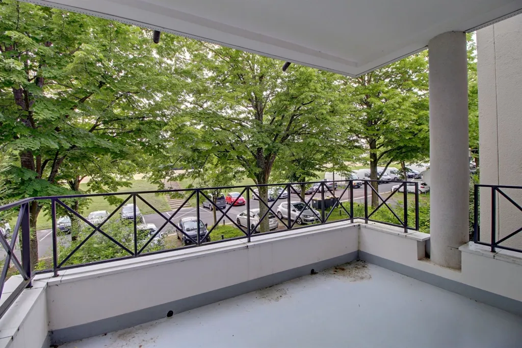 Rõdu - 5-Piece Apartment with Balcony in Cergy
