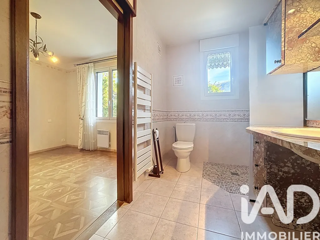 Salles de bain - Villa avec Vue Montagnes et Terrain Arboré à proximité du Village