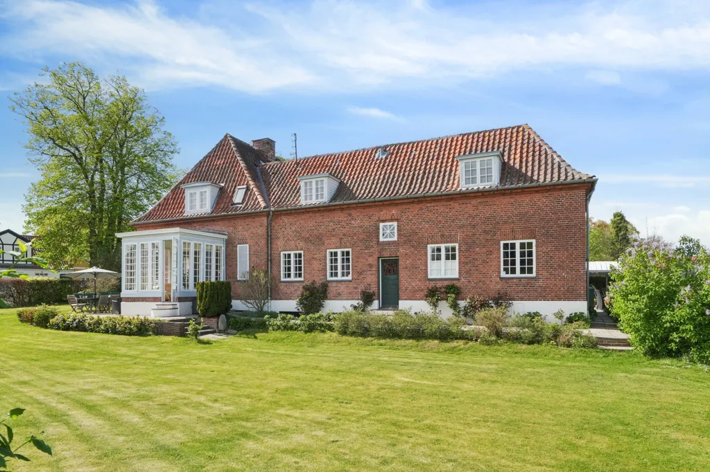 Välivaade - 1927 Villa with Exceptional Light in Klostergade