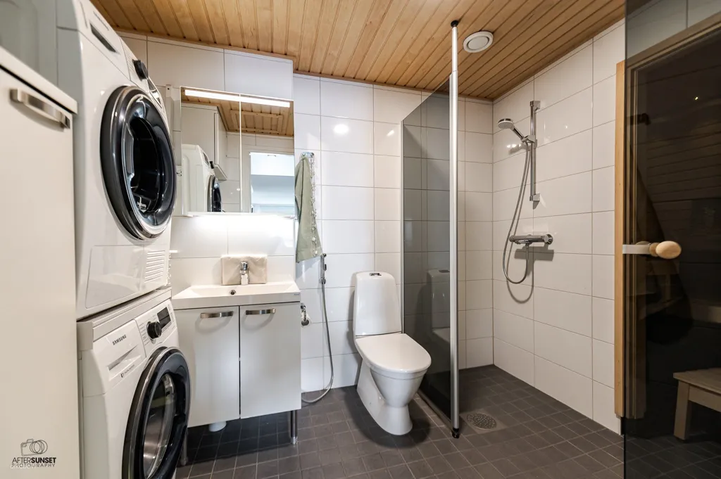 Bagni - Modern Apartment with Balcony in Halkoniemi