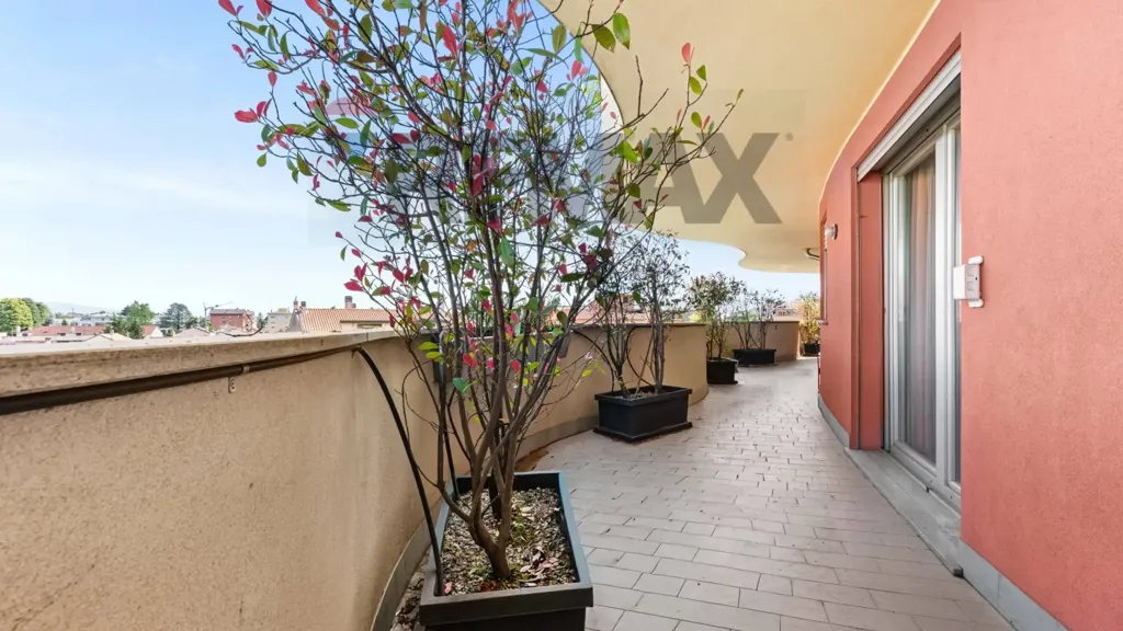 Balcony - Modern Apartment with Terrace in Legnano