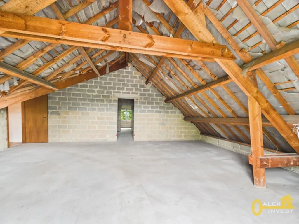 Stanze - 4-Bedroom Villa with Garden in Quiet Location