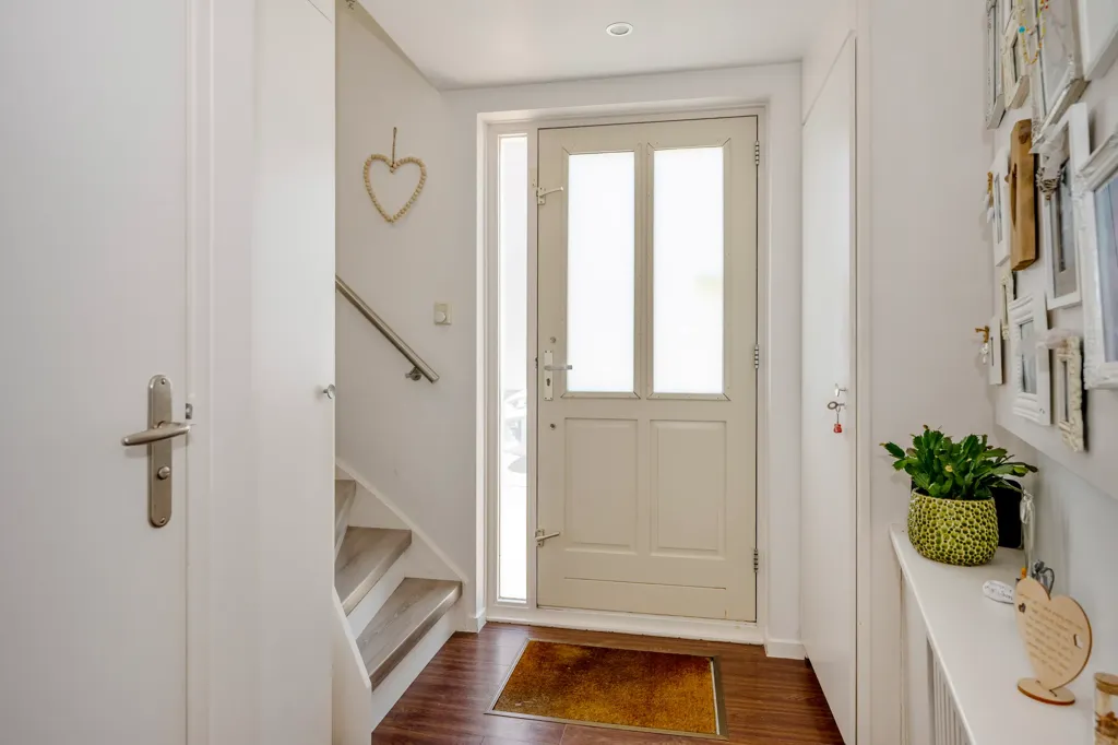 Esik - Spacious House with Deep Garden in Born