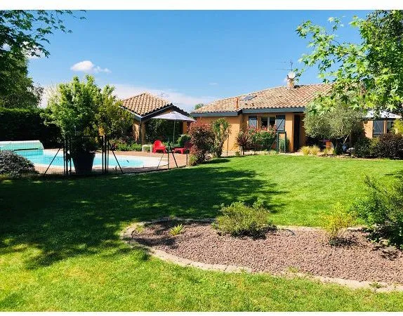 Aed - Contemporary House with Pool in Quiet Setting