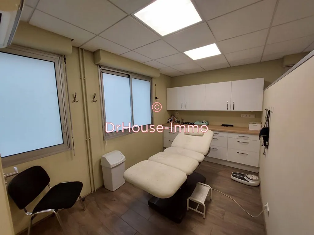 Office - Commercial Property with PMR Access in Aix-En-Provence