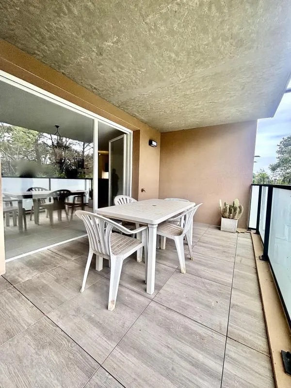 Terrass - Modern Apartment with Loggia in Garons