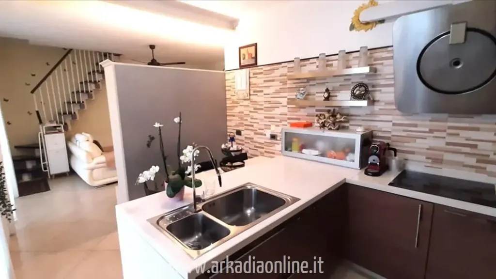 Köök - Two-Level Apartment with Terrace in Piacenza