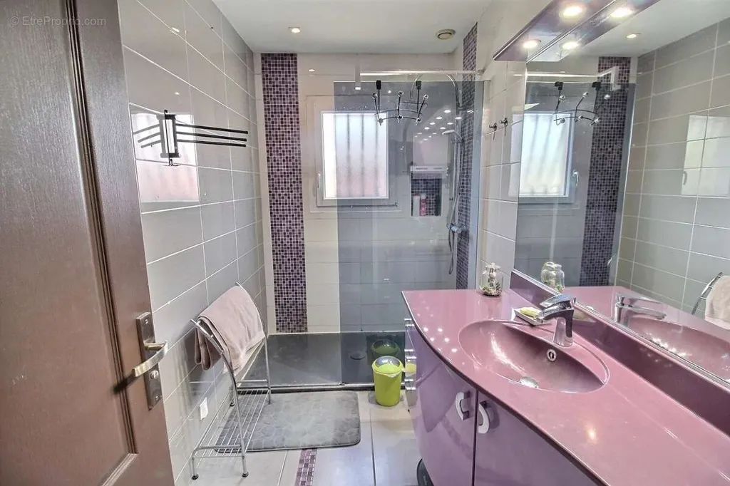 Salles de bain - Maison de Plain Pieds avec Piscine à St Marcellin