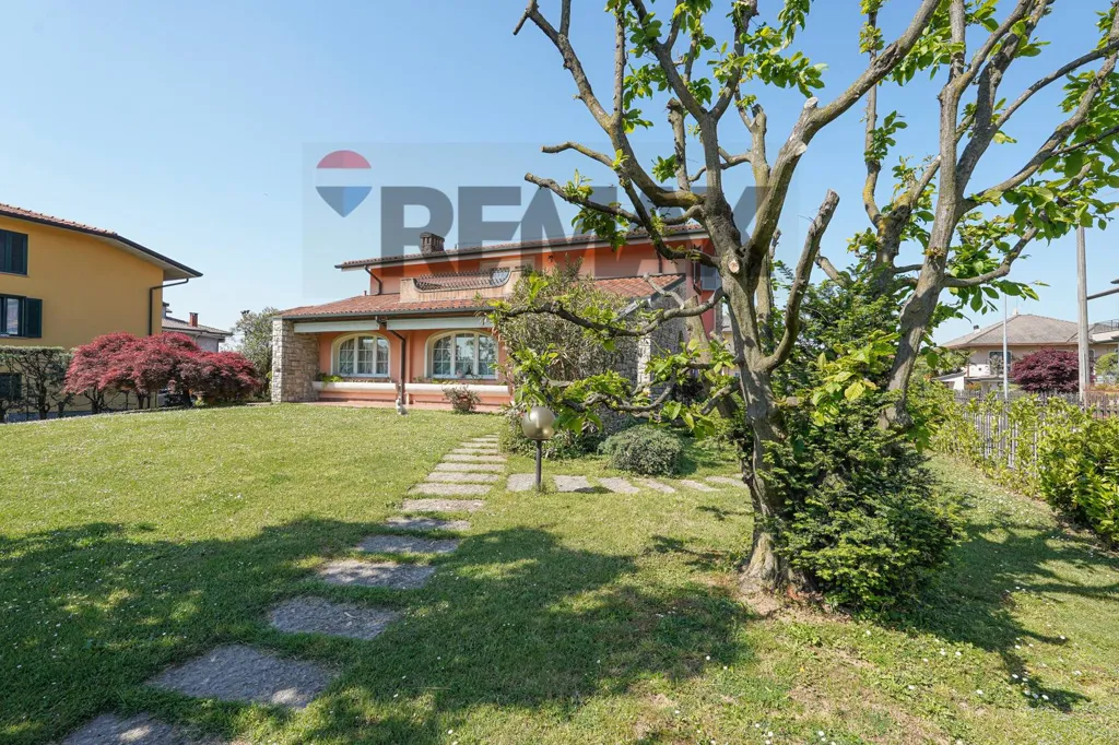 Jardin - Detached Villa with Two Apartments in Cologno al Serio