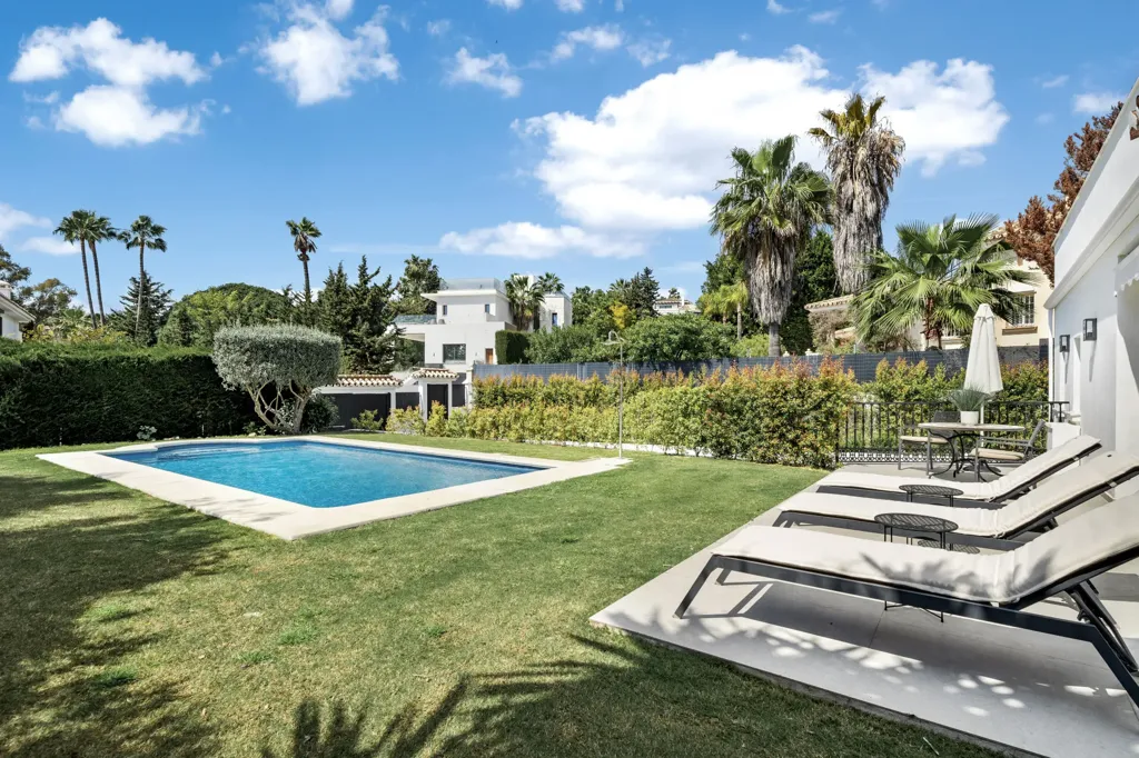Piscine - Luxury Villa with Pool in Nueva Andalucía