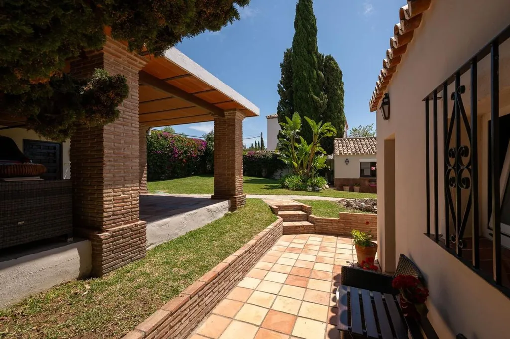 Terrasse - Detached Villa with Private Pool in Río Real, Marbella