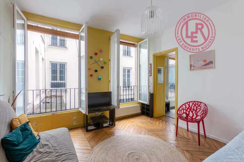 Séjour - Studio avec Hauteur sous Plafond et Ascenseur à Paris 3
